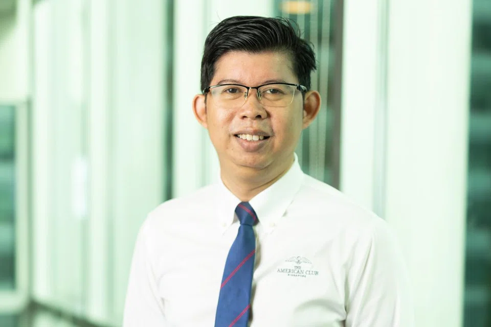 INGIN BANTU PEKERJA: Encik Muhammad Zaid Idris menjadi tempat rakan sekerjanya meluahkan keprihatinan serta kebimbangan tentang pekerjaan mereka semasa tempoh pandemik. 
