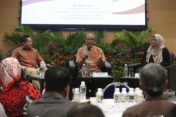 PERBINCANGAN: (dari kiri) Encik Amrin Amin, Encik Masagos Zulkifli dan Cik Haryati Surana (anggota Majlis Mesra) di sesi dialog di Wisma Geylang Serai. - Foto BH oleh TIMOTHY DAVID