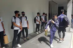 SEDIA BERSAING: Pemain Laos (atas) dan Filipina tiba di Singapura petang semalam bagi Piala Suzuki AFF 2020. Difahamkan bahawa enam padang di serata Singapura diperuntukkan bagi 10 pasukan yang bertanding menjalankan latihan masing-masing. - Foto-foto PERSATUAN BOLA SEPAK SINGAPURA (FAS)