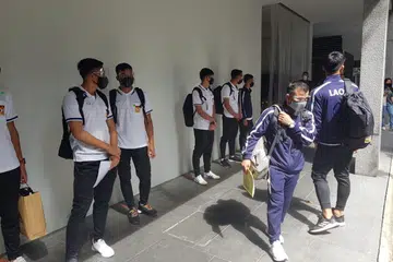 SEDIA BERSAING: Pemain Laos (atas) dan Filipina tiba di Singapura petang semalam bagi Piala Suzuki AFF 2020. Difahamkan bahawa enam padang di serata Singapura diperuntukkan bagi 10 pasukan yang bertanding menjalankan latihan masing-masing. - Foto-foto PERSATUAN BOLA SEPAK SINGAPURA (FAS)