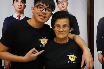 CUCU DAN NENEK: Adam Shamil, personaliti asal Sabah, dengan neneknya, Rose Cheam, yang setuju tampil dalam video muzik yang dipengaruhi lagu tular Datuk Seri Vida berjudul 'I Am Me'. Video itu menarik sekitar 400,000 tontonan dalam tempoh sehari selepas dimuat naik pada 13 Ogos. - Foto LAMAN INSTAGRAM ADAM SHAMIL