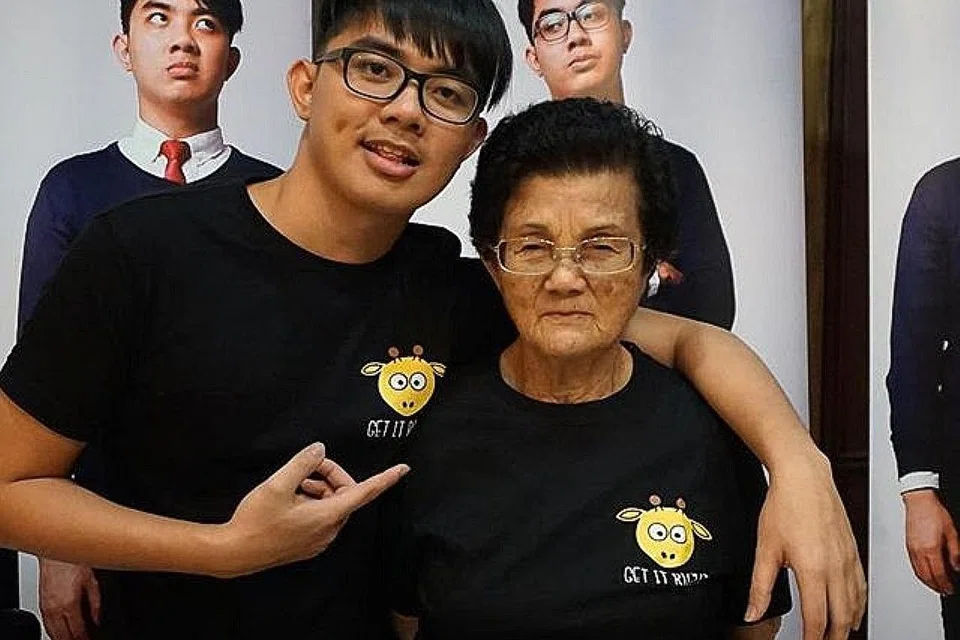 CUCU DAN NENEK: Adam Shamil, personaliti asal Sabah, dengan neneknya, Rose Cheam, yang setuju tampil dalam video muzik yang dipengaruhi lagu tular Datuk Seri Vida berjudul 'I Am Me'. Video itu menarik sekitar 400,000 tontonan dalam tempoh sehari selepas dimuat naik pada 13 Ogos. - Foto LAMAN INSTAGRAM ADAM SHAMIL
