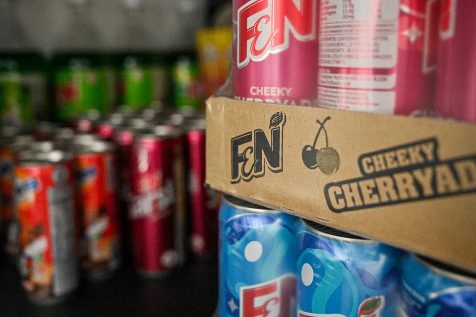Stok air minuman seperti F&N atau Fanta. 
