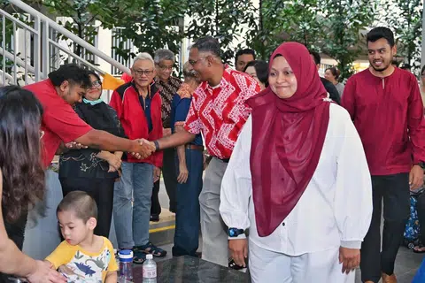 Ketua Pegawai Eksekutif (CEO) Persatuan Muhammadiyah, Cik Roszanah Abd Salim (dua dari kanan) berkata kebanyakan institusi Muhammadiyah terletak di bahagian utara dan timur Singapura. Justeru, pengagihan nasi beriani di Bukit Batok West merupakan satu lagi langkah untuk mendekati rakyat Singapura di kawasan barat.