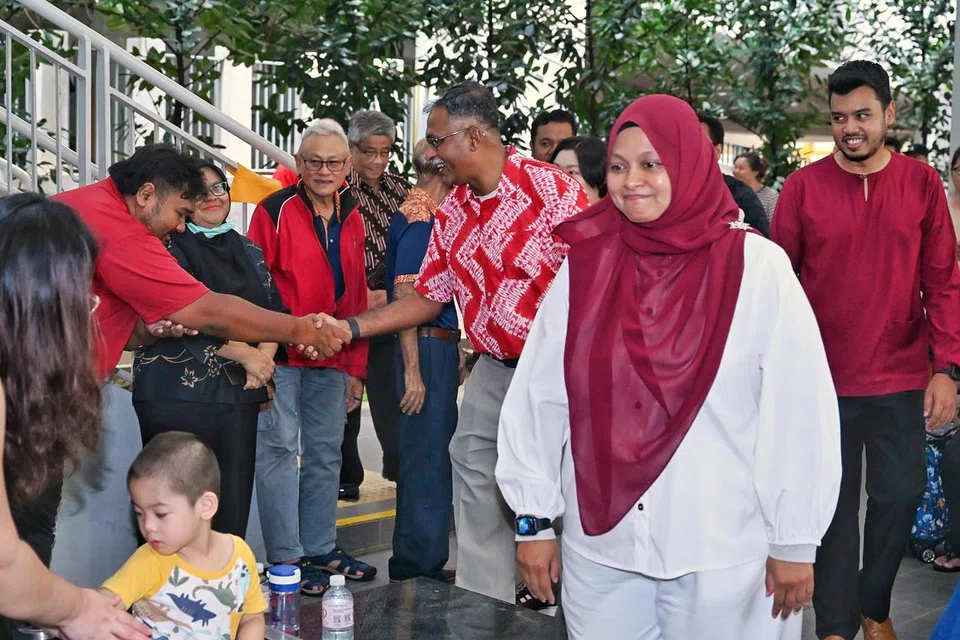 Ketua Pegawai Eksekutif (CEO) Persatuan Muhammadiyah, Cik Roszanah Abd Salim (dua dari kanan) berkata kebanyakan institusi Muhammadiyah terletak di bahagian utara dan timur Singapura. Justeru, pengagihan nasi beriani di Bukit Batok West merupakan satu lagi langkah untuk mendekati rakyat Singapura di kawasan barat.