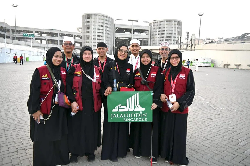 Pengarah di syarikat Jalaluddin Travel, Cik Noor Faizah Mustaffa, (barisan hadapan, tengah) bergambar bersama pegawai dan petugasnya setelah selesai melontar jamrah pada 13 Zulhijah 1445 Hijrah bagi musim haji 2024. 