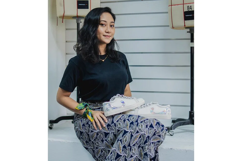 REBUT PELUANG BELAJAR: Cik Ami Azman seronok luangkan masa menghadiri kursus empat hari lakaran digital kasut dan selanjutnya bersengkang mata menyiapkan rekaan sniker bagi peraduan TENCEL™ Art of Shoes 2020. - Foto BH oleh NUR DIYANA TAHA