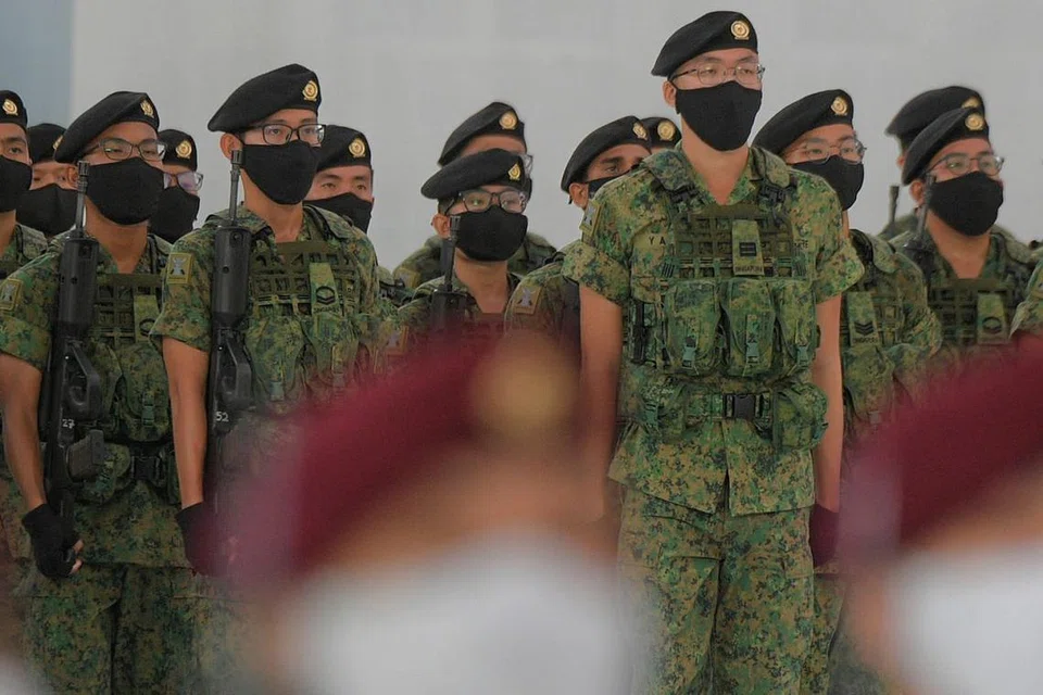 SAF: Kontinjen Angkatan Bersenjata Singapura (SAF) berdiri tegak dalam formasi semasa segmen upacara dan Perbarisan Hari Kebangsaan. - Foto BM oleh MARK CHEONG