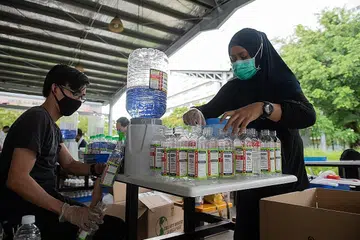 SOKONG INISIATIF MASYARAKAT: Yayasan Temasek menyokong pelbagai usaha kemasyarakatan termasuk inisiatif #BYOBClean. - Foto YAYASAN TEMASEK