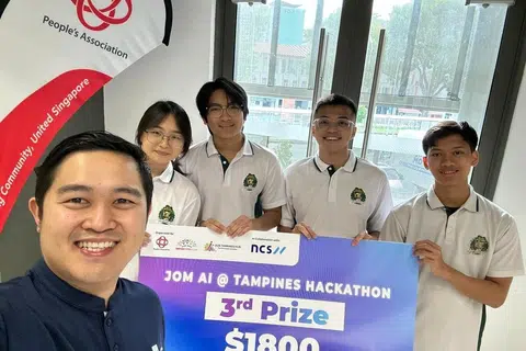 Kumpulan EcoFusion Lab dari ITE Kolej Timur terdiri daripada Cik Cheng Pei Ying (dua dari kiri); Encik ⁠Koh Jia Le Seth (tiga dari kiri); Encik Seh Jia Jun (dua dari kanan) dan Encik Hanis Jepri (kanan), serta pensyarah, Encik Muhd Riazul Islam Mah (kiri), dan Encik Parthiban Rajendran (tiada dalam gambar).