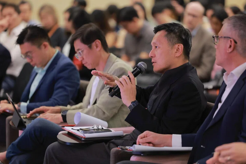 Gambar menunjukkan pengadil dan Ketua Pegawai Eksekutif Hospital Besar Singapura, Profesor Tan Hiang Khoon (kanan), pada peringkat akhir cabaran CHISEL Healthcare InnoMatch 2025 yang diadakan pada 26 September lalu. 