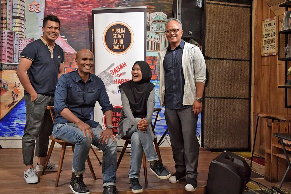 SAMPAIKAN MESEJ: Keempat-empat pembikin filem yang berusaha menyampaikan mesej Dadah Itu Haram (dari kiri) Encik Shaiful Reezal Tajri, Encik Sanif Olek, Cik Dze Adilah Abdul Rahman dan Encik Sujimy Mohamad. - Foto BM oleh KUA CHEE SIONG