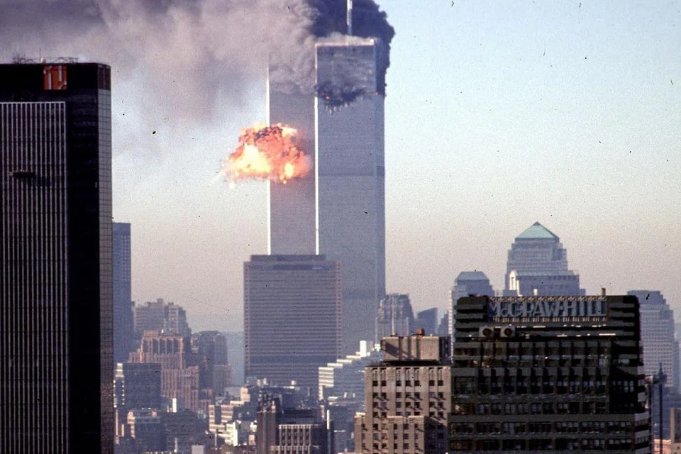 SERANGAN YANG MENGUBAH DUNIA: Pesawat merempuh Pusat Dagangan Dunia di New York pada 2001. Dan kemusnahan daripada serangan tersebut. - Foto foto fail AFP