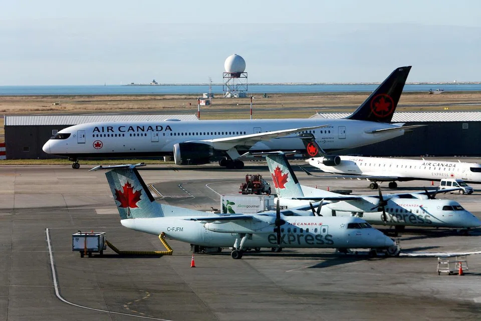 AIR CANADA: Gambar fail pemandangan di lapangan terbang antarabangsa Vancouver, Canada dengan pesawat Air Canada. 