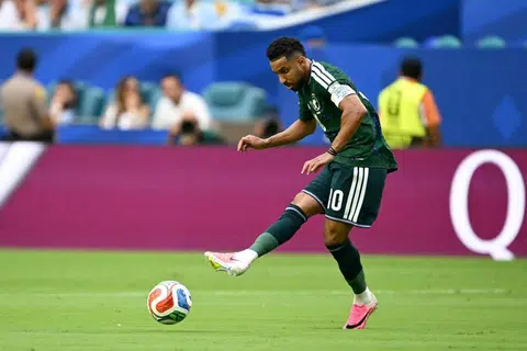 Bintang veteran dan kapten, Salem al-Dawsari, kekal menjadi pemain harapan pasukan Arab Saudi yang berharap terus menunjukkan peningkatan di Piala Dunia 2026. Piala Dunia ini adalah edisi ketiga bagi al-Dawsari.