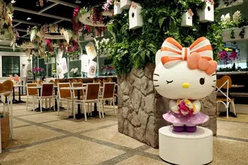 BAKAL DITUTUP: Hello Kitty Orchid Garden yang dibuka di Terminal 3 Lapangan Terbang Changi pada 2016 akan mengadakan empat jamuan teh Disember ini menjelang penutupannya.