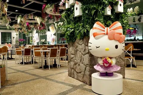 BAKAL DITUTUP: Hello Kitty Orchid Garden yang dibuka di Terminal 3 Lapangan Terbang Changi pada 2016 akan mengadakan empat jamuan teh Disember ini menjelang penutupannya.