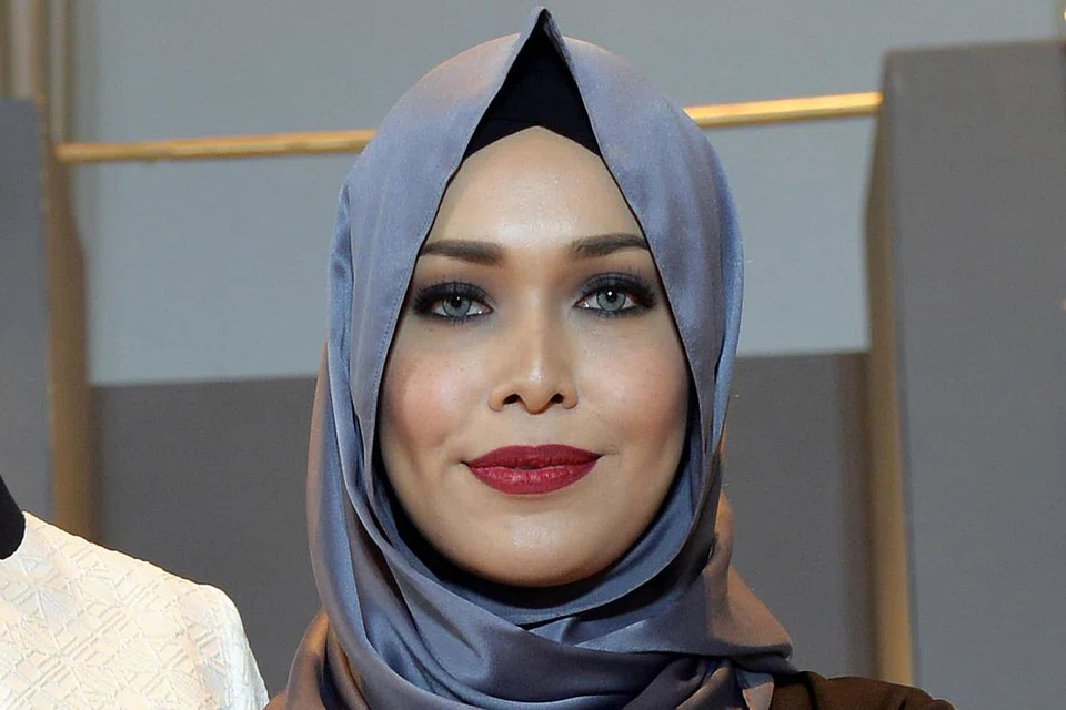 CIK ADLINA ANIS: Menyentuh topik 'Pesona Keterampilan Profesional'.