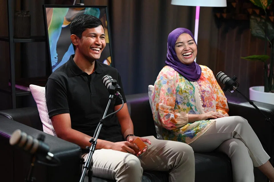 (Dari kiri) Atlet boling Singapura, Encik Nu’man Syahmi Yusri; dan guru muzik dan pengasas NJ Studio, Cik Nabillah Jalal di podcast ‘No Tapis’ Berita Harian (BH).