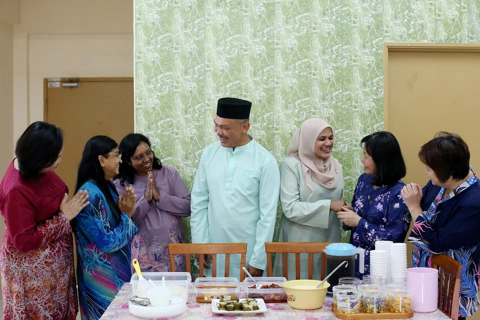 Amalan kunjung-mengunjung dan bermaaf-maafan, meski bukan amalan khusus yang digariskan bagi sambutan Aidilfitri – baik antara suami isteri, ibu bapa dan anak-anak, saudara mara mahupun rakan taulan –  merupakan satu perkara terpuji dalam Islam tidak kira masa mahupun tempat. 