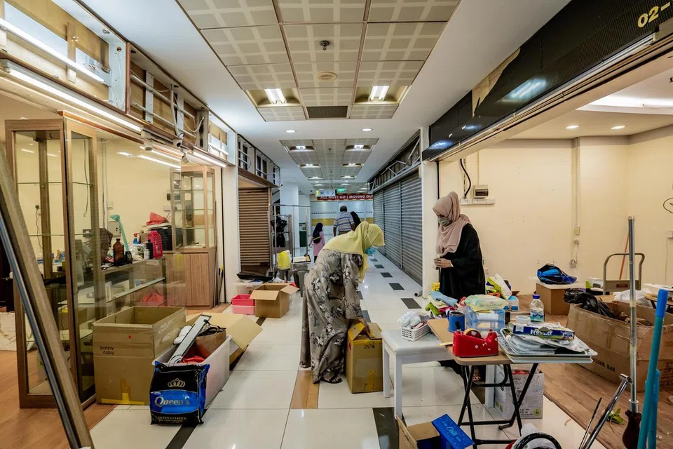 MENGEMAS: Terdapat beberapa kedai, termasuk An-Nahl, yang telah memutuskan untuk meneruskan perniagaan hingga hari terkahir. Pemilik An-Nahl, Encik Abdul Nagib Abdul Aziz (tidak digambar) dan keluarganya, sedang mengemas barang untuk dihantarkan ke kedai baru di City Plaza, yang akan bermula perniagaan pada 1 Julai.