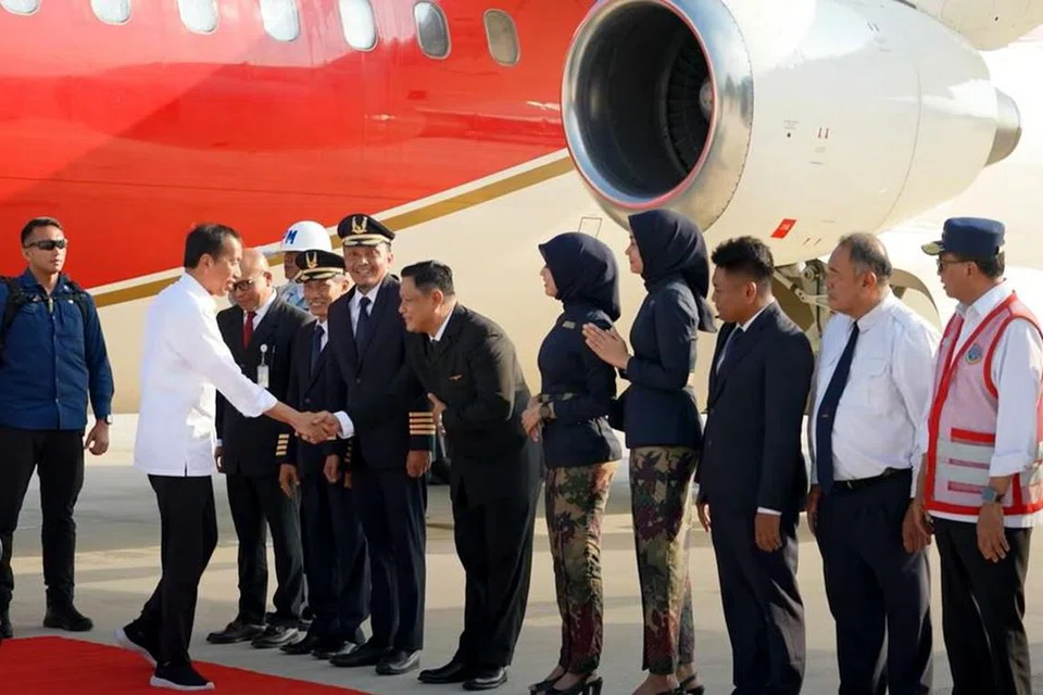Presiden Indonesia Joko Widodo (kiri, berbaju putih) mendarat di lapangan terbang ibu kota Nusantara, pada 24 September.