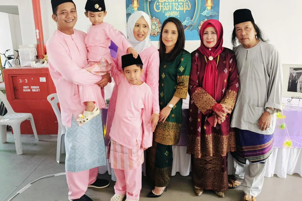 Pemilik kedai busana Mona J, Cik Maimunah Ali (dua dari kanan) bersama keluarganya di majlis perjumpaan Keluarga Besar Allahyarham Othman Abdul Kamar pada 31 Mac.