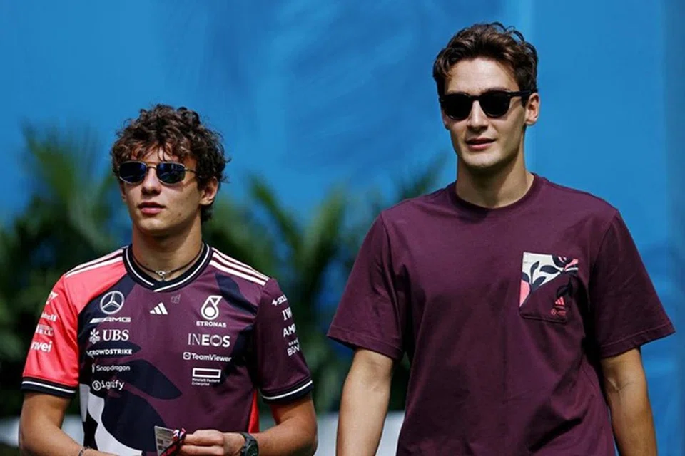 Pelumba Mercedes, Kimi Antonelli (kiri) dan George Russell, dijangka kekal dengan pasukan tersebut bagi musim depan. 