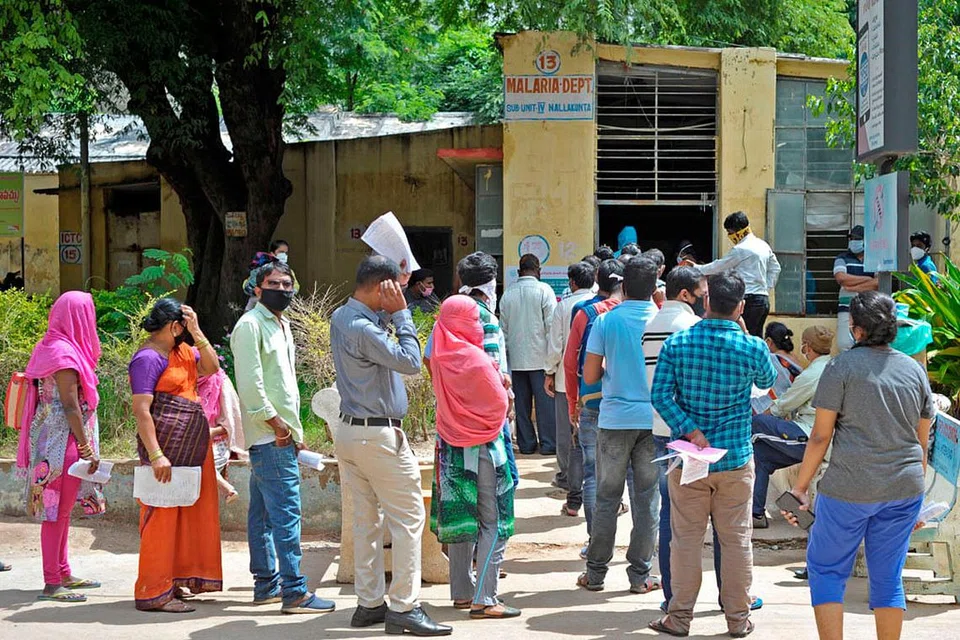 DAPATKAN UJIAN: Ramai orang beratur di Hyderabad, India, untuk mendaftar nama bagi mendapatkan ujian percuma bagi Covid-19. India kini mencatatkan kira-kira 30,000 jangkitan baru sehari - lebih tinggi daripada negara lain kecuali Amerika dan Brazil. - Foto AFP 