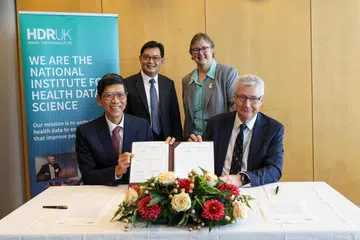 (dari kiri) Setiausaha Tetap Penyelidikan dan Pembangunan Kebangsaan, Profesor Tan Chorh Chuan, Pengerusi Yayasan Penyelidikan Nasional, DPM Heng Swee Keat, Pengerusi Penyelidikan Data Kesihatan UK, Cik Julie Moore, dan Pengarah HDR UK, Profesor Andrew Morris, pada majlis menandatangani memorandum persefahaman (MOU) di London, pada 2 Oktober.