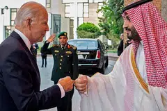 TIDAK AMBIL TINDAKAN MENDADAK: Presiden Biden (kiri) menemui Putera Mahkota Mohammed Salman di Jeddah pada Julai lalu. - Foto AFP