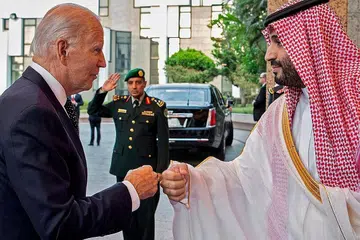 TIDAK AMBIL TINDAKAN MENDADAK: Presiden Biden (kiri) menemui Putera Mahkota Mohammed Salman di Jeddah pada Julai lalu. - Foto AFP