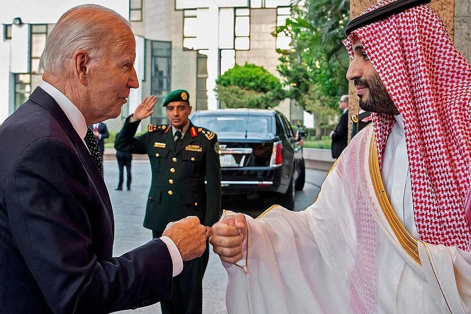 TIDAK AMBIL TINDAKAN MENDADAK: Presiden Biden (kiri) menemui Putera Mahkota Mohammed Salman di Jeddah pada Julai lalu. - Foto AFP