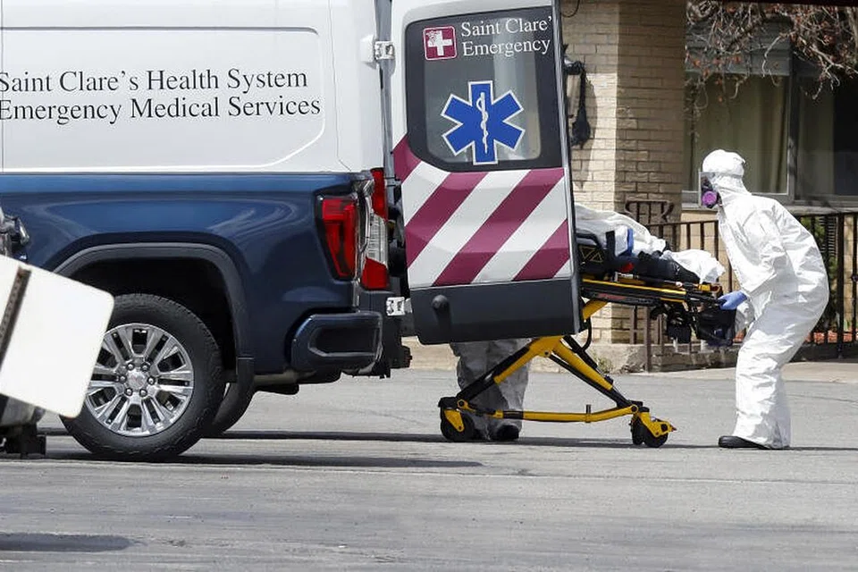 HADAPI PENULARAN WABAK: Kakitangan perubatan sedang memasukkan seorang pesakit ke dalam ambulans di Pusat Pemulihan Penyakit Agak Runcit Andover, New Jersey, negeri kedua selepas New York, yang melaporkan jumlah kes tertinggi dengan 3,518 kes sejak 29 Februari lalu.