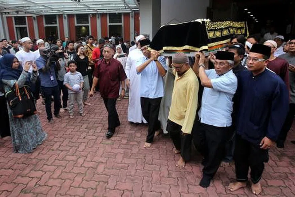 KERANDA DIUSUNG JASA DIJUNJUNG: Allahyarham Mohammad Ghazi terkorban semasa menyelamatkan anak-anak muridnya. - Foto fail