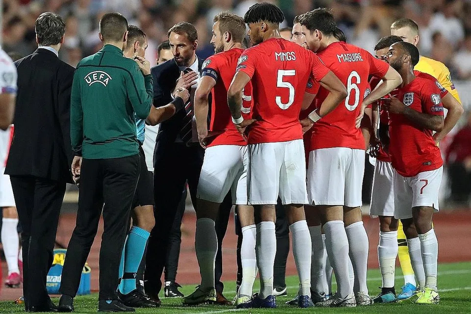 DIHENTI SEKETIKA: Akibat ejekan berbaur perkauman, perlawanan antara Bulgaria dengan England dihenti seketika. - Foto REUTERS