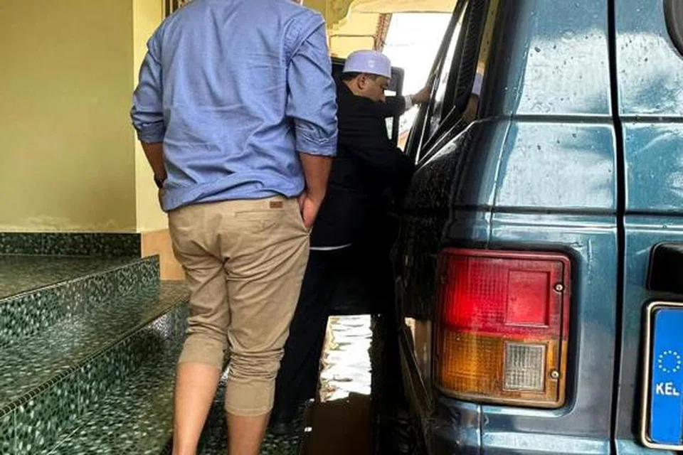 TURUT TERJEJAS: Kediaman Menteri Besar Kelantan, Datuk Mohd Nassuruddin Daud, di Kampung Meranti, Pasir Mas, antara yang dinaiki air banjir.