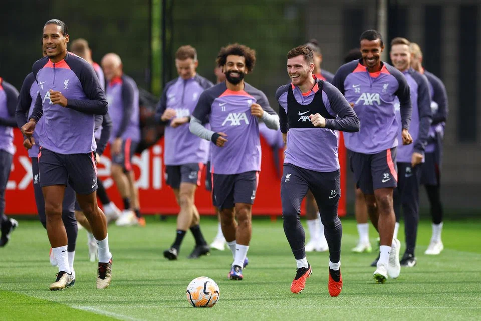 SIAP TURUN PADANG: Kelihatan barisan kesebelasan utama Liverpool (dari kiri) pemain pertahanan, Virgil van Dijk; penyerang, Mohamed Salah; pemain sayap, Andrew Robertson; dan pemain pertahanan, Joel Matip, semasa menjalani latihan di Pusat Latihan AXA di Liverpool. 