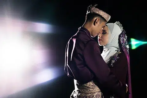 Untuk mengekalkan hubungan bahagia, pasangan suami isteri perlu meluahkan apa jua yang menimbulkan rasa kurang senang di hati mereka dengan mengadakan perbincangan untuk mencari jalan penyelesaian.