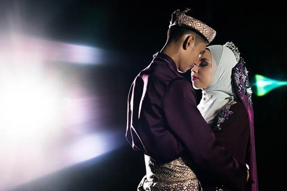 Untuk mengekalkan hubungan bahagia, pasangan suami isteri perlu meluahkan apa jua yang menimbulkan rasa kurang senang di hati mereka dengan mengadakan perbincangan untuk mencari jalan penyelesaian.