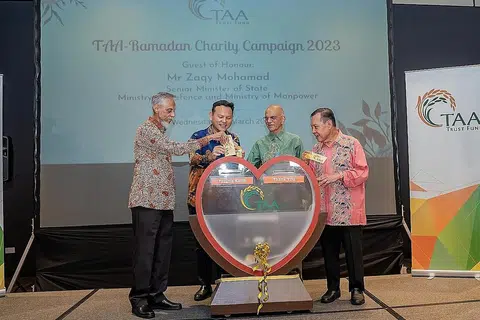 DANA AMAL KEMBALI: Encik Zaqy Mohamad, (dua dari kanan), kempen TAA-Ramadan 2023 bersama (dari kiri) pemegang amanah TAA, Encik Izzuddin Taherally; Encik Ameerali Abdeali, dan seorang lagi pemegang amanah, Encik Hamsani Raoh. - Foto BH oleh NUR DIYANA TAHA