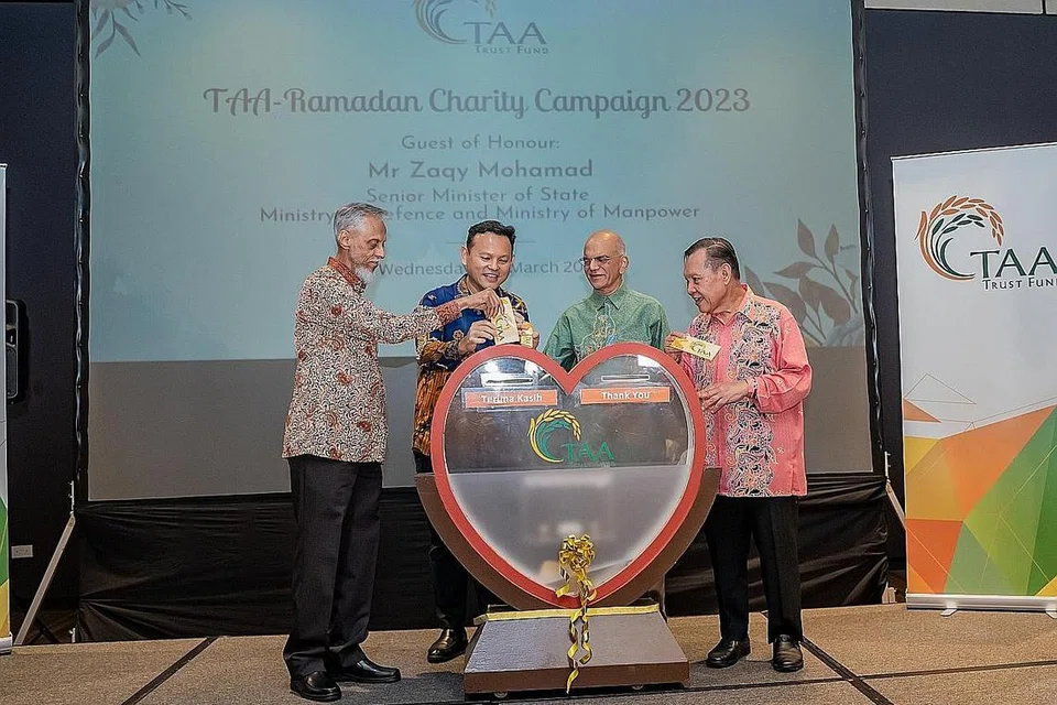 DANA AMAL KEMBALI: Encik Zaqy Mohamad, (dua dari kanan), kempen TAA-Ramadan 2023 bersama (dari kiri) pemegang amanah TAA, Encik Izzuddin Taherally; Encik Ameerali Abdeali, dan seorang lagi pemegang amanah, Encik Hamsani Raoh. - Foto BH oleh NUR DIYANA TAHA