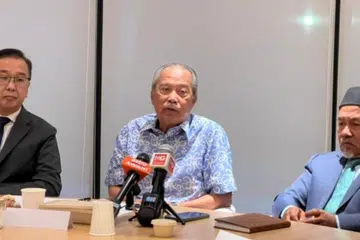 Pengerusi Perikatan Nasional (PN), Tan Sri Muhyiddin Yassin (tengah), mengumumkan penyertaan 12 parti pembangkang di Malaysia dalam gabungan longgar untuk memperjuangkan isu rakyat.