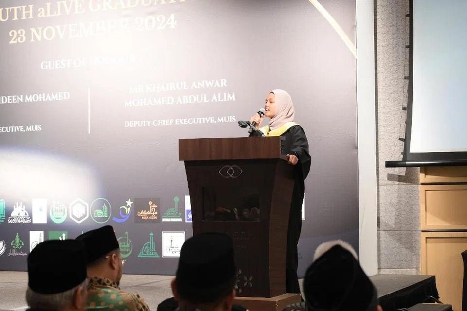 Valediktorian Youth aLIVE, Cik Qasrina Aida Abdul Aziz, menyampaikan ucapan kepada rakan-rakan sekelasnya pada sesi petang semasa Majlis Pengijazahan Youth aLIVE di Sofitel Singapore City Centre pada 23 November 2024.