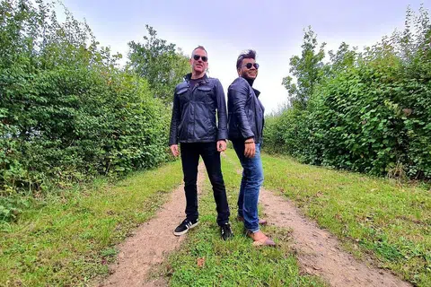 TERUJA: Awi (kanan) teruja dapat merakamkan lagu bersama idolanya, J. R. Richards (di sebelahnya) dari Kumpulan Dishwalla sebelum pandemik meletus. - Foto ihsan Awi Rafael