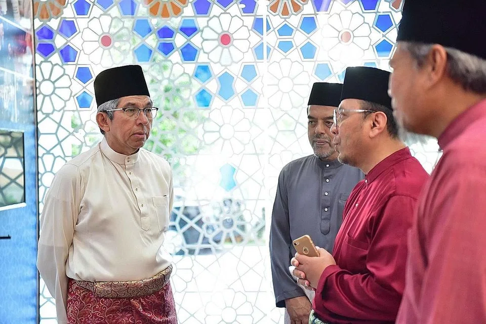BERSAMA HADIRIN: Dr Yaacob (kiri) bersama hadirin di jamuan Hari Raya di Pusat Harmoni itu termasuk (bermula dua dari kiri) Haji Abdul Razak Maricar, Ustaz Dr Mohammad Hannan Hassan dan Ustaz Mohamed Ali Atan. - Foto PUSAT HARMONI
