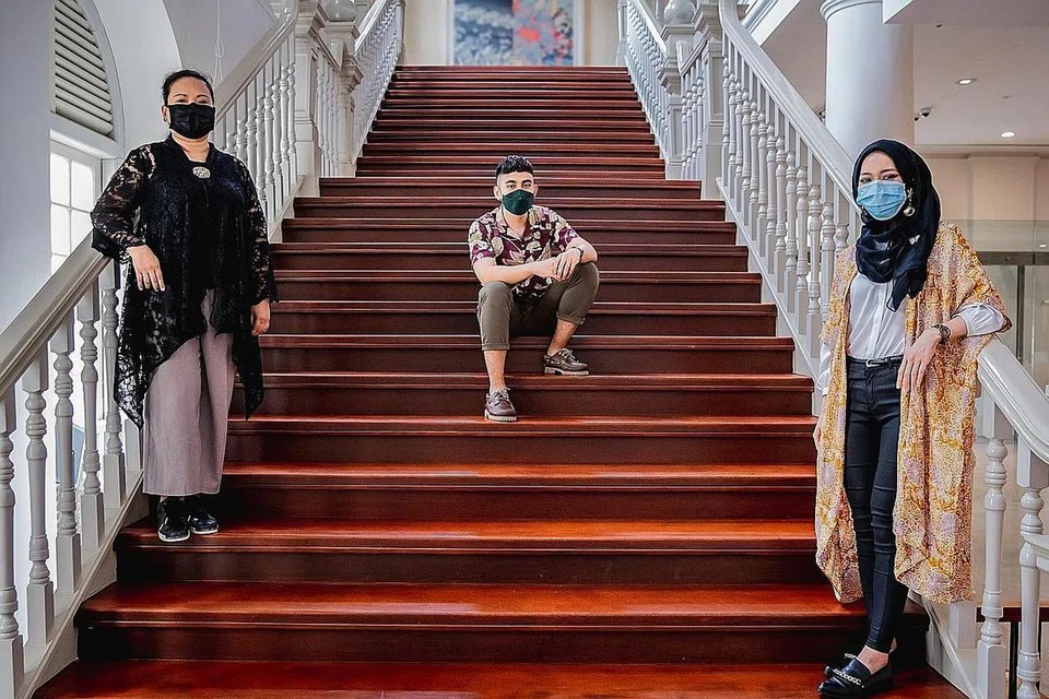 PERSEMBAHAN BERKESAN, MENARIK DAN BERJAYA: (Dari kiri) Cik Noorashikin, Encik Muhammad Zinnurain dan Cik Nur Syafiqah antara kurator muzium yang memastikan pameran artifak dipersembah secara berkesan, menarik dan berjaya. - Foto BH oleh NUR DIYANA TAHA