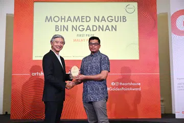 KATEGORI PUISI: Pengerusi Arts House Limited, Encik Wilson Tan, bergambar bersama Mohamed Naguib Ngadnan (kanan) yang memenangi Anugerah Pena Emas dalam kategori puisi, dengan karyanya ‘Butang’ dan empat sajak yang lain pada 2 Disember, yang diadakan di The Arts House. 