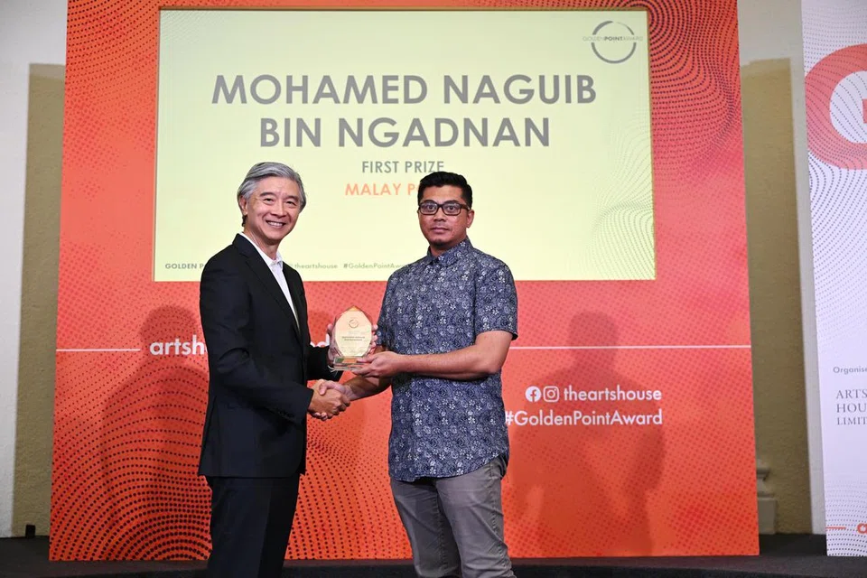 KATEGORI PUISI: Pengerusi Arts House Limited, Encik Wilson Tan, bergambar bersama Mohamed Naguib Ngadnan (kanan) yang memenangi Anugerah Pena Emas dalam kategori puisi, dengan karyanya ‘Butang’ dan empat sajak yang lain pada 2 Disember, yang diadakan di The Arts House. 
