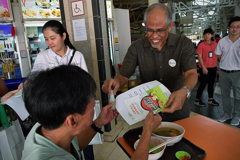 KES DENGGI MENINGKAT: Memandangkan jumlah kes demam denggi yang melonjak, Encik Masagos (kanan) berkata perkara ini membimbangkan. Oleh itu, NEA telah memulakan Kempen Pencegahan Denggi Nasional pada masa yang lebih awal dalam bulan Mac. - Foto BH oleh NG SOR LUAN